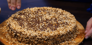 Кухарі розповіли, як приготувати вафельний торт із ноткою рому