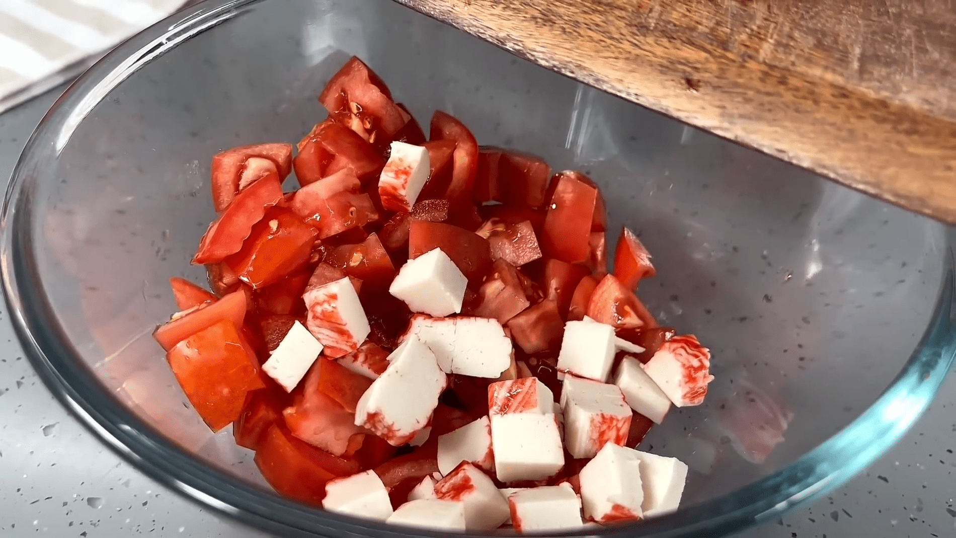 Кухарі розповіли, як приготувати смачний салат з крабовими паличками