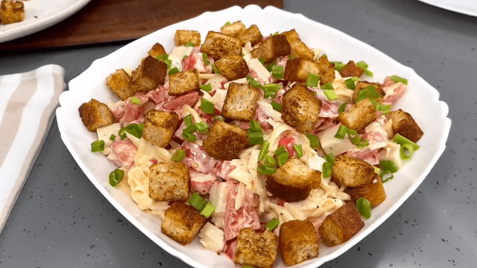 Кухарі розповіли, як приготувати смачний салат з крабовими паличками