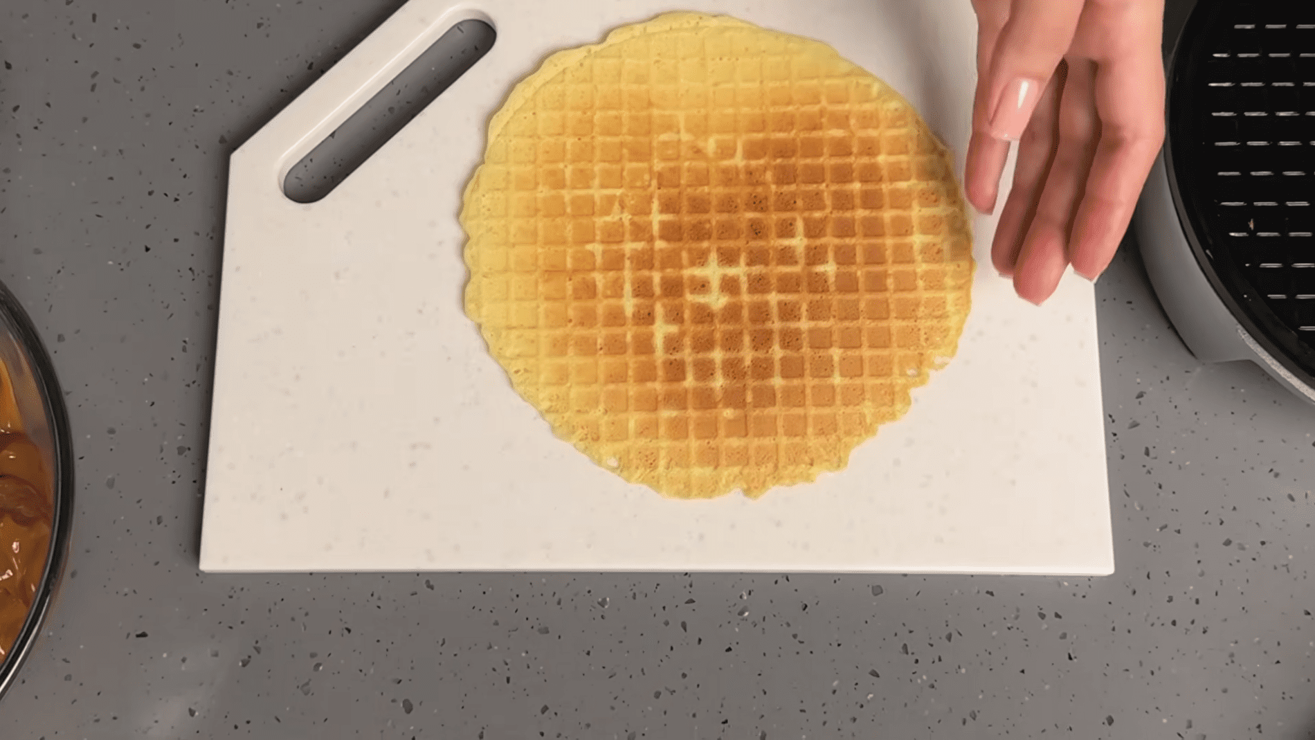 Кондитери розповіли, як вдома приготувати вафельні трубочки