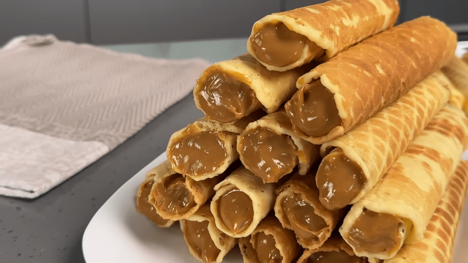 Кондитери розповіли, як вдома приготувати вафельні трубочки