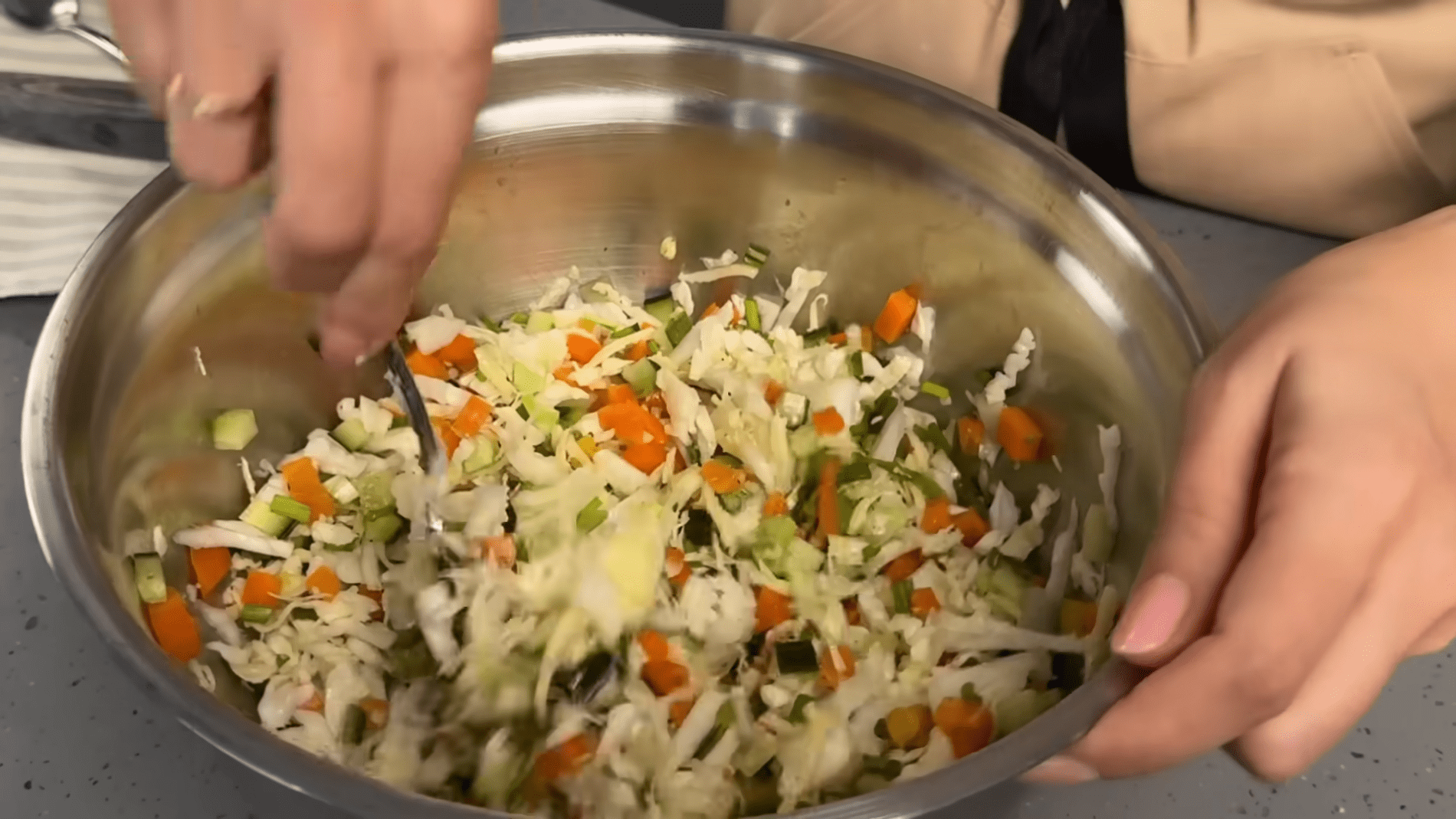 Господині розповіли, як приготувати цікавий салат з капусти