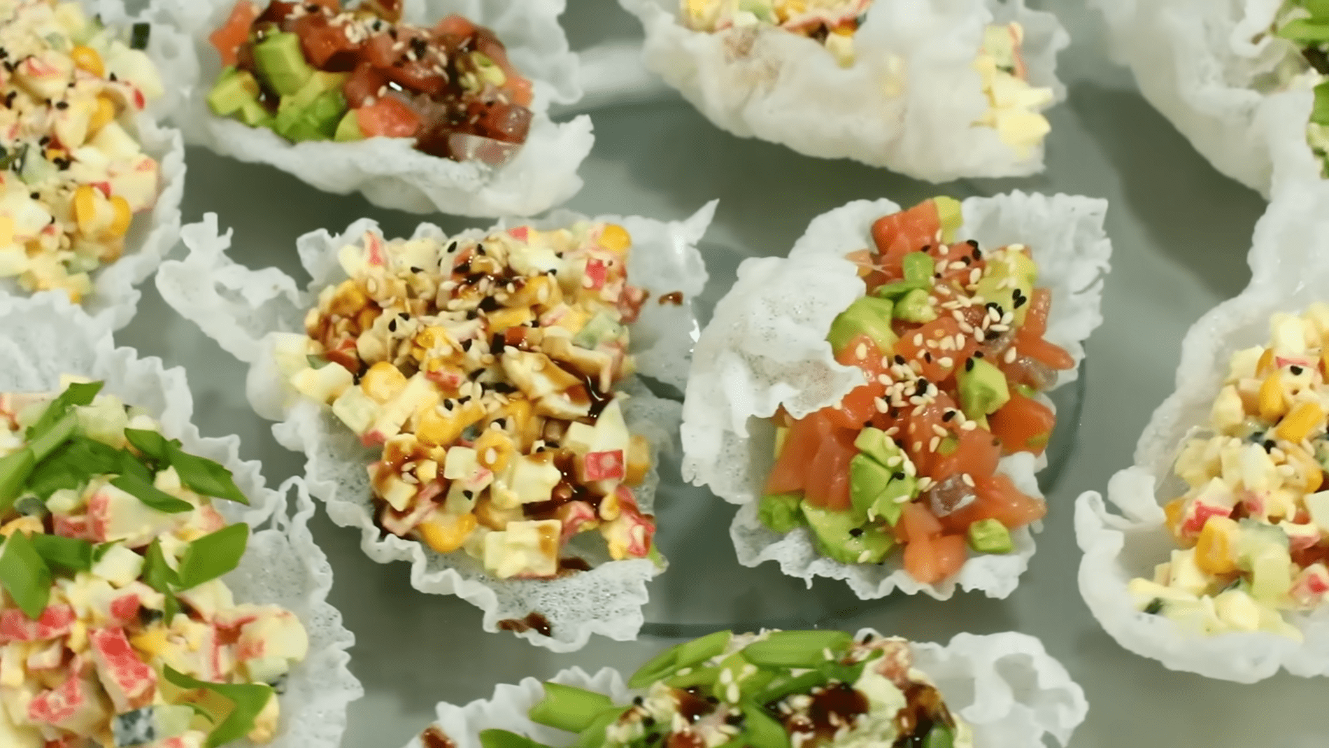 Кухарі розповіли, як приготувати ефектну святкову закуску з рисового паперу