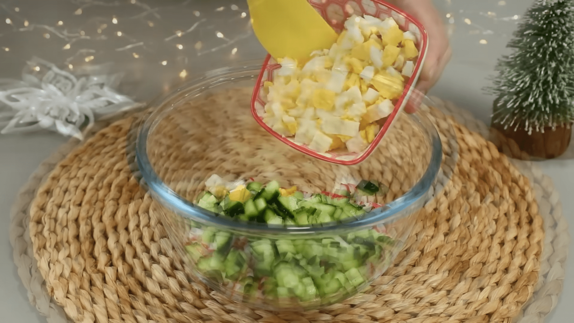 Кухарі розповіли, як приготувати ефектну святкову закуску з рисового паперу