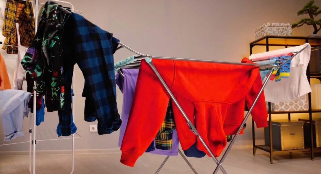 “Загуглила” цей 1 лайфхак, як сушити одяг у холодній квартирі, і він спрацював на ура – ділюся 