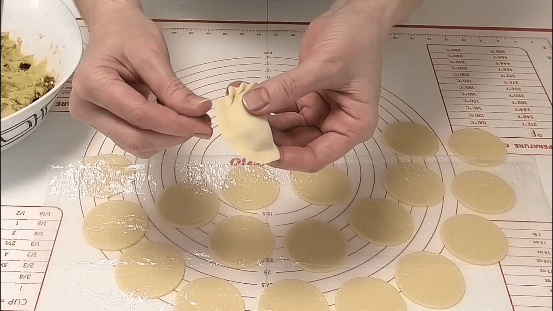 Кухарі розповіли, як приготувати домашні вареники з картоплею та грибами