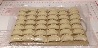 Кухарі розповіли, як приготувати домашні вареники з картоплею та грибами