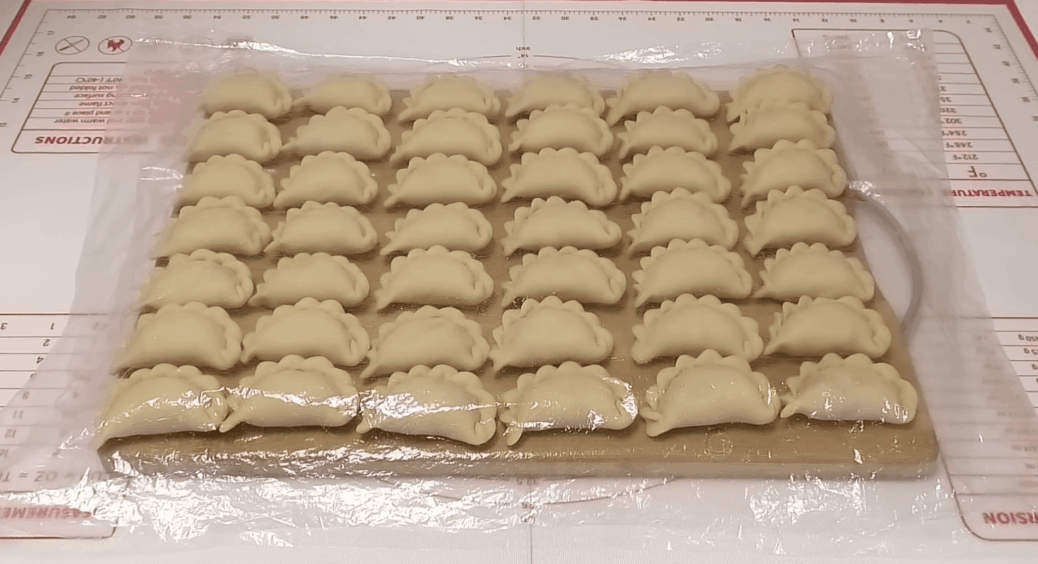 200 мл окропу + 50 г цього – і тісто для вареників ідеальне: не рветься, ліпиться за 2 секунди, м’яке 