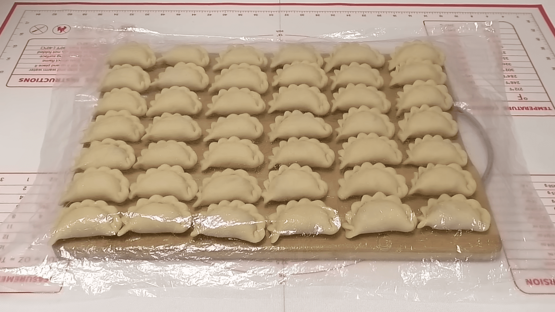 Кухарі розповіли, як приготувати домашні вареники з картоплею та грибами