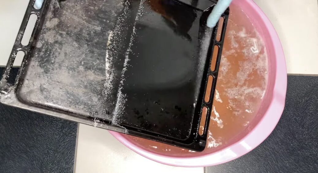 Старе засмальцьоване деко від духовки тепер сяє як дзеркало: присипала його 2 ложками та залила окропом 