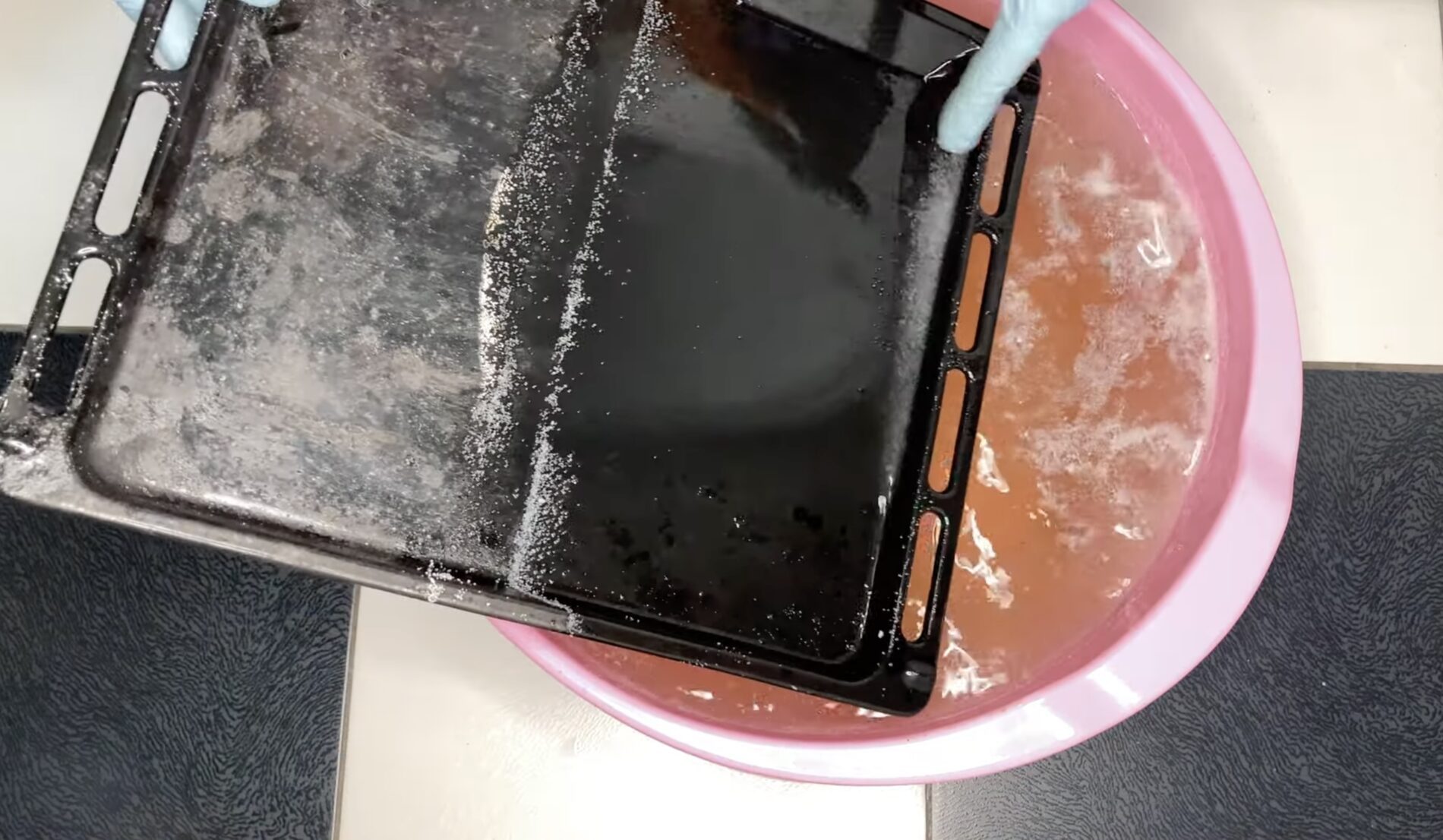 Господині розповіли, як відчистити старе жирне деко без зусиль