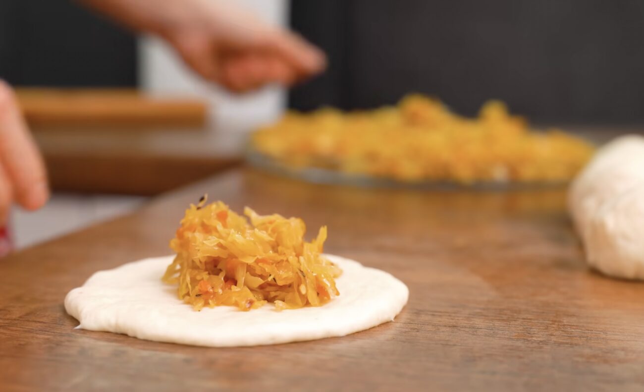 Господині поділилися простим рецептом пухких пиріжків