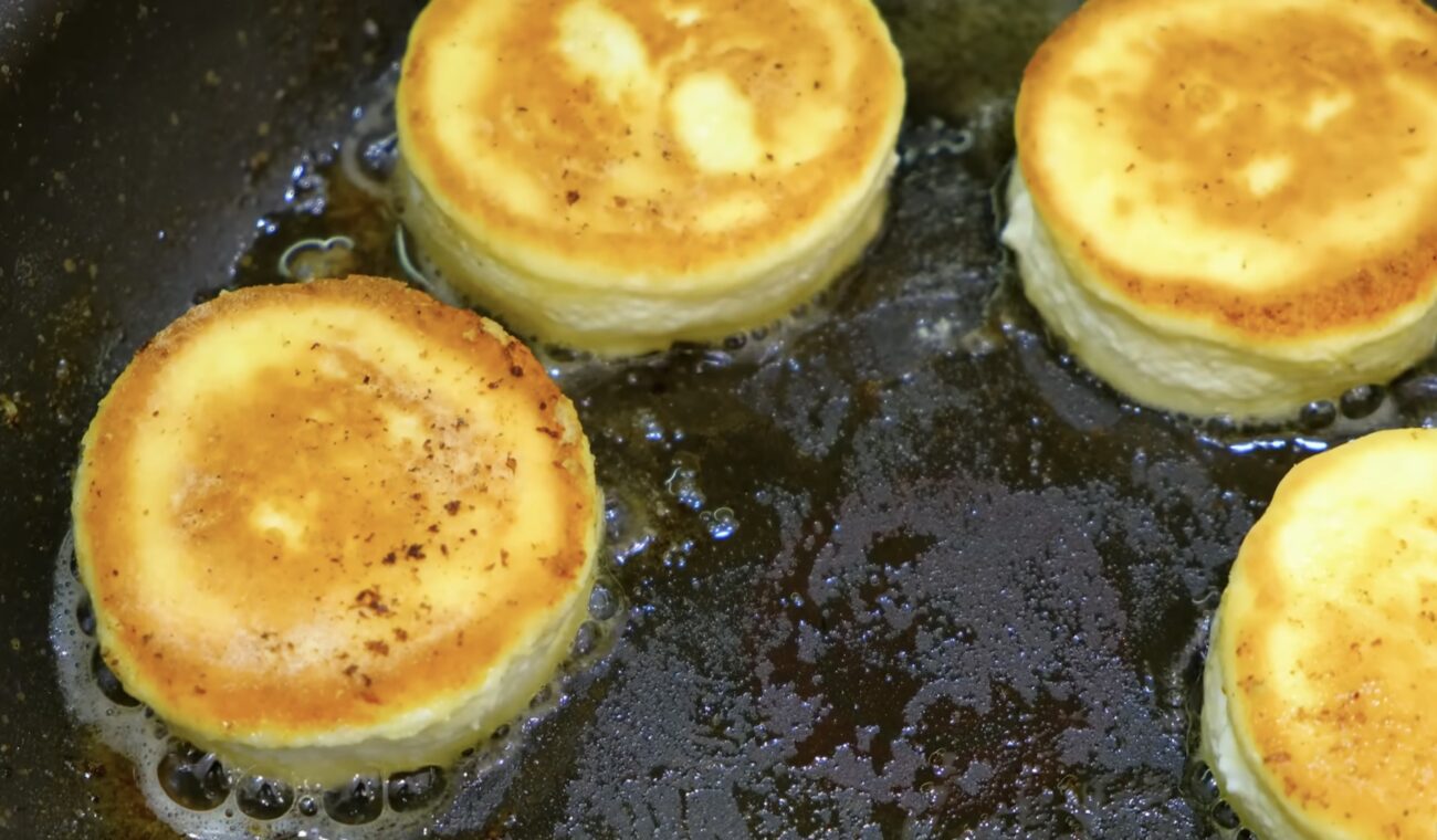 Кулінари розповіли, що додати у сирники замість борошна й манки