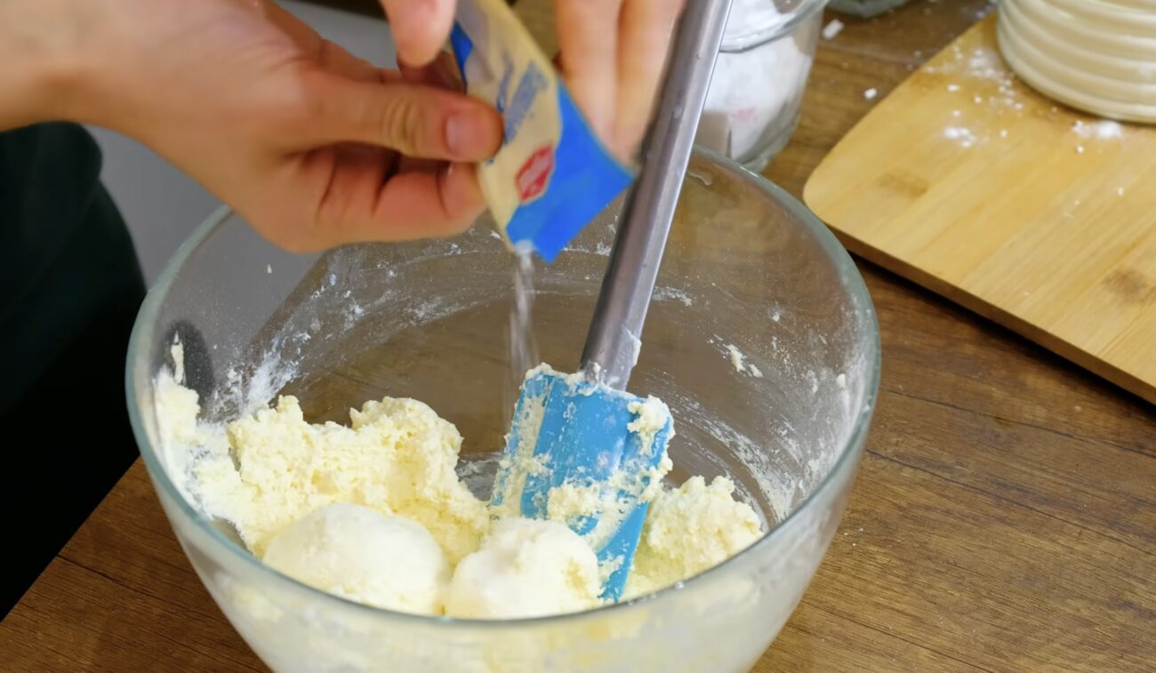 Кулінари розповіли, що додати у сирники замість борошна й манки