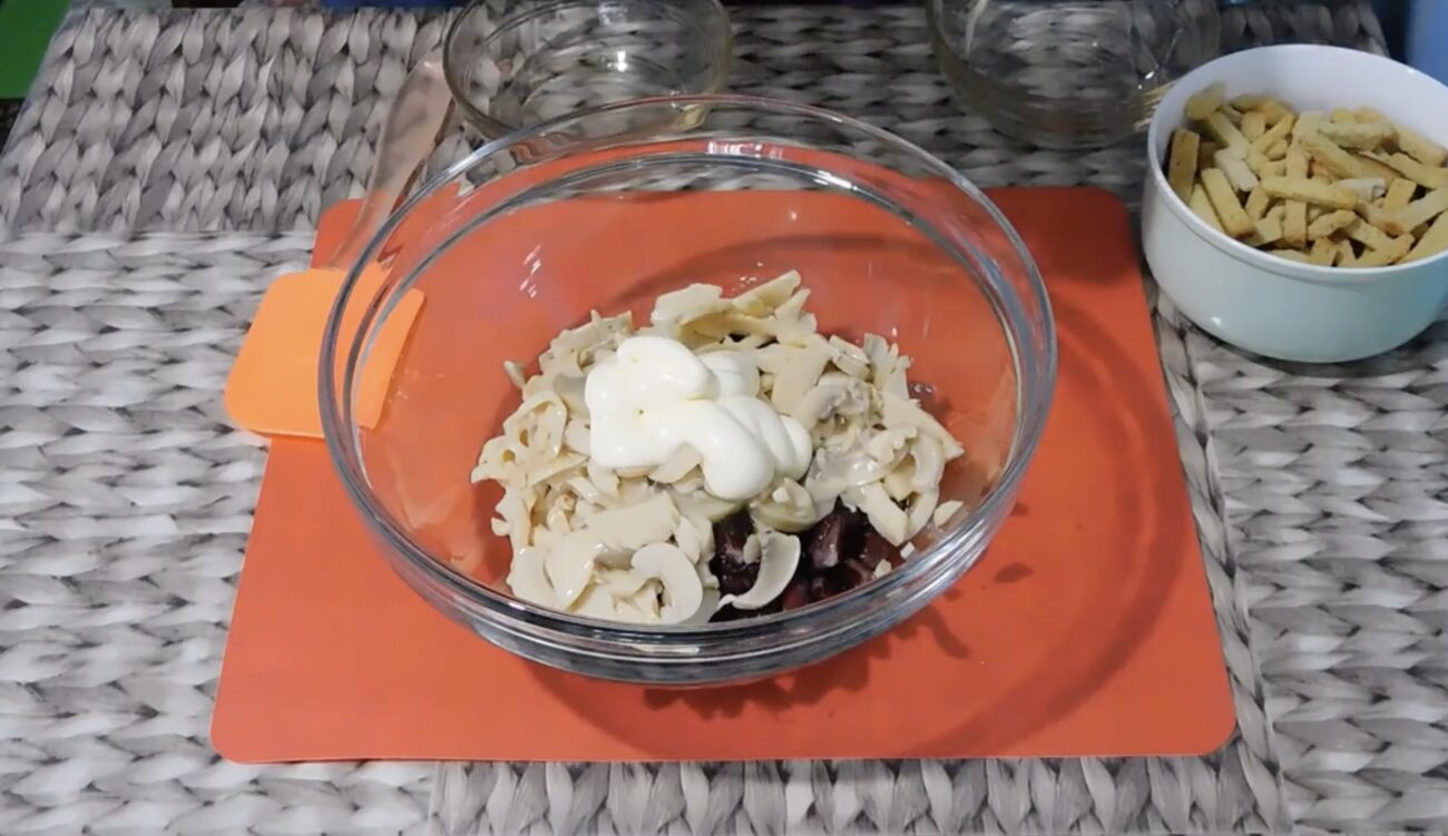Кулінари поділилися рецептом салату, який готується за одну хвилину