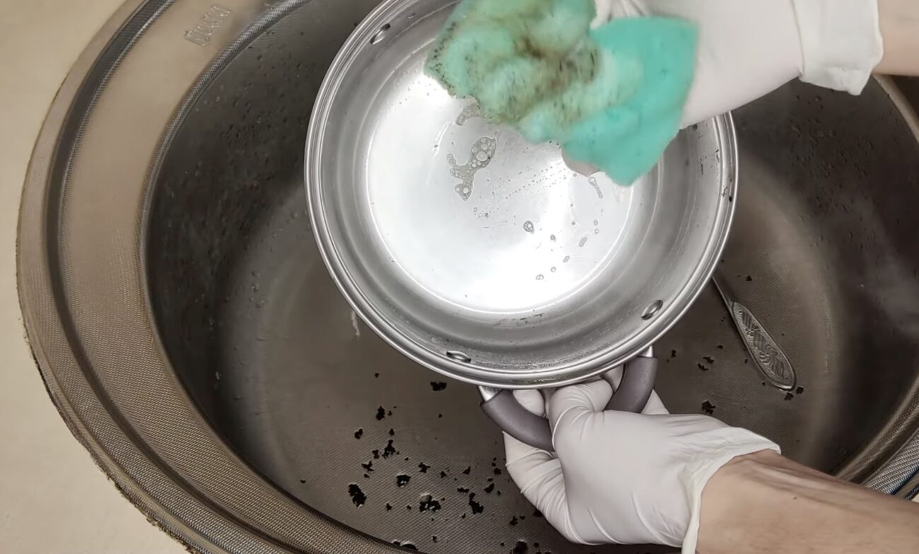 Господині розповіли, як очистити старі каструлі без хімії