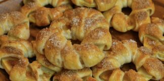 Господині поділилися рецептом яблучних кілець з листкового тіста