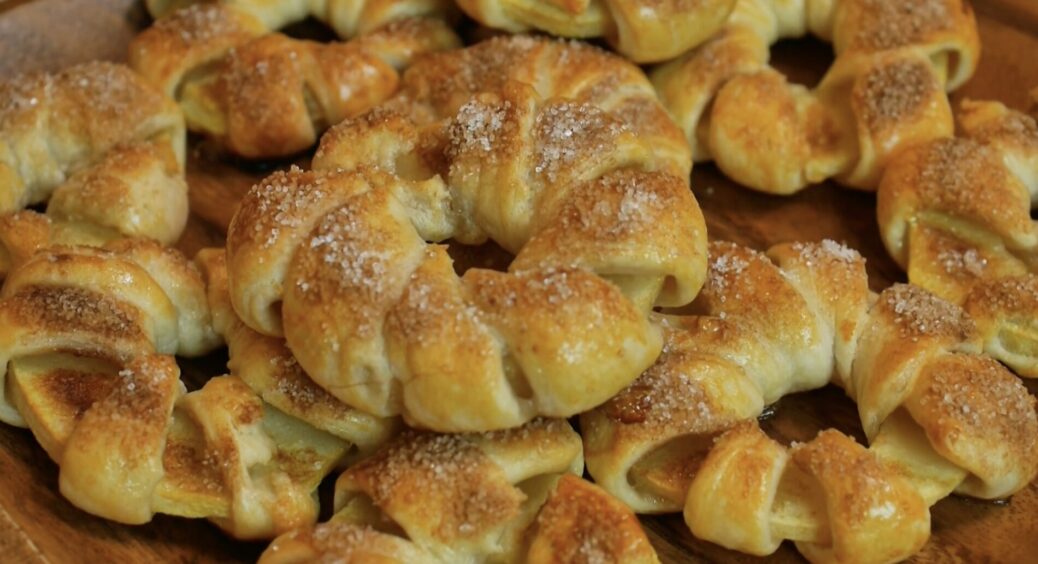 2 яблука і пачка тіста – і гора смачнющого десерту до чаю готова: діти просять готувати це через день 