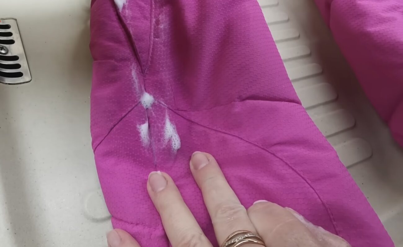 Господині розповіли, як очистити брудні манжети на пуховику без прання