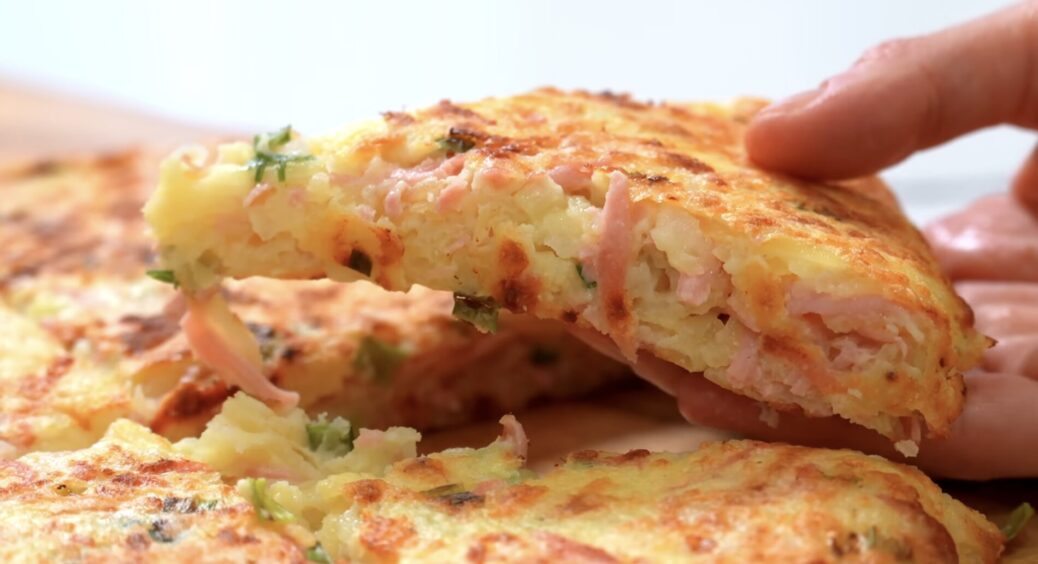 Картопля, яйця й трохи ковбаси – готова вечеря для родини з 6 людей: смачно так, що за вухами “тріщить” 