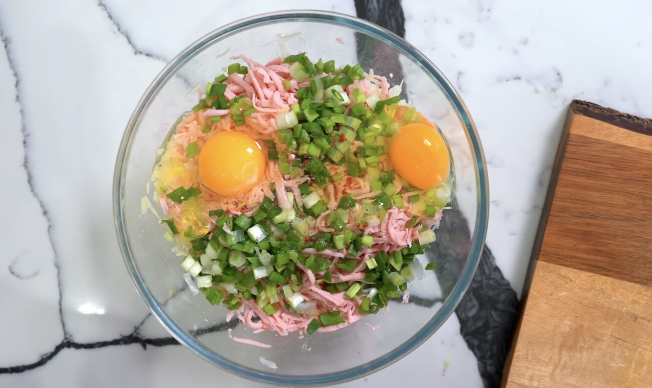 Господині поділилися простим рецептом швидкої вечері з картоплі, яєць і ковбаси