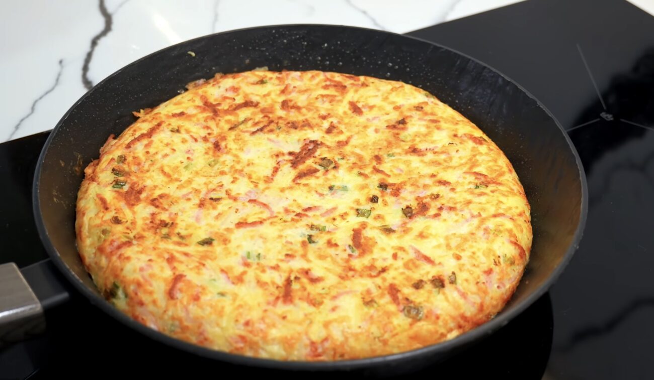 Господині поділилися простим рецептом швидкої вечері з картоплі, яєць і ковбаси