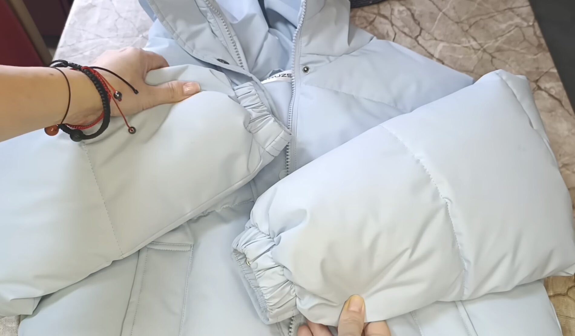 Господині розповіли, як швидко очистити брудні рукава на пуховику без прання