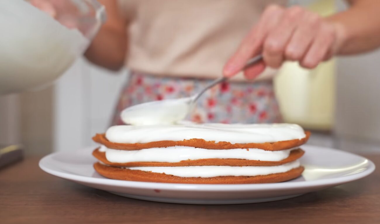 Господині поділилися спрощеним рецептом медівника на сковорідці