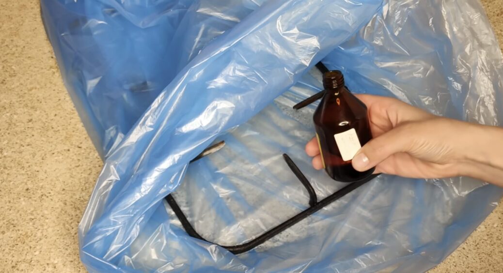 Відмити решітку газової плити було пеклом, доки не спробувала метод “пакет”: 1 ніч – жир зліз сам 