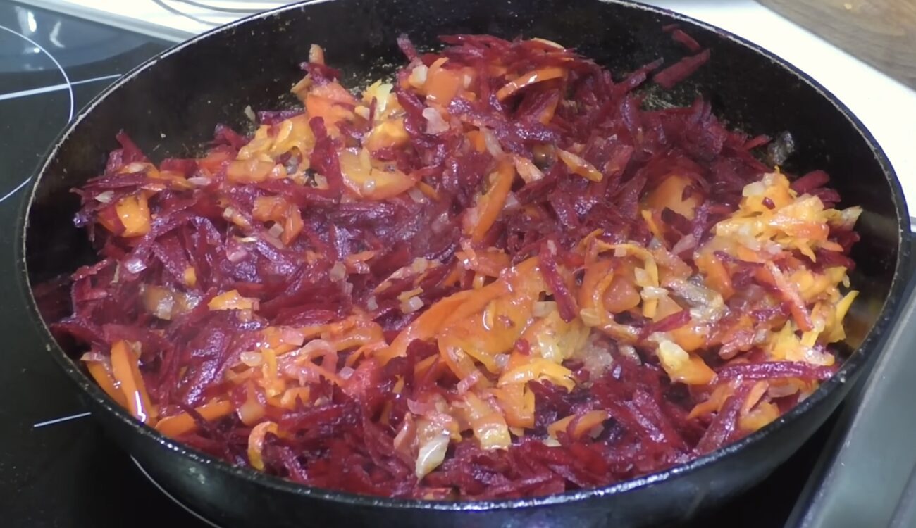 Господині поділилися рецептом лінивого борщу, який готується вдвічі швидше