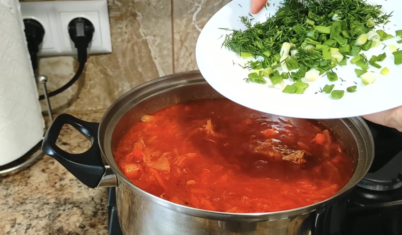 Господині поділилися рецептом лінивого борщу, який готується вдвічі швидше