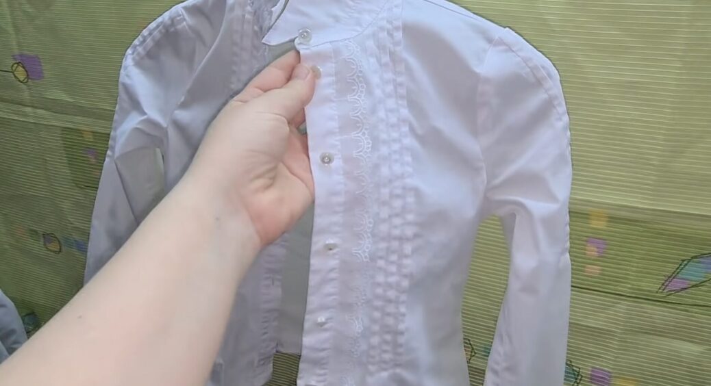 Сорочки й футболки не були такими білими ще ніколи: 1 “штучка”, яку треба додати перед пранням 