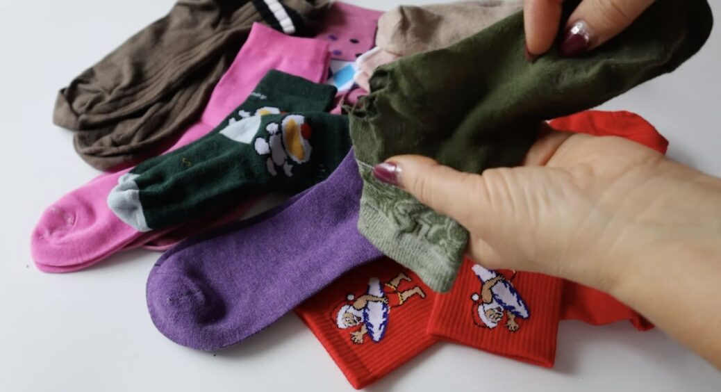 Шкарпетки з дірками на п’ятках не викидаю, а ось що роблю з ними: 3 хитрі варіанти використання 