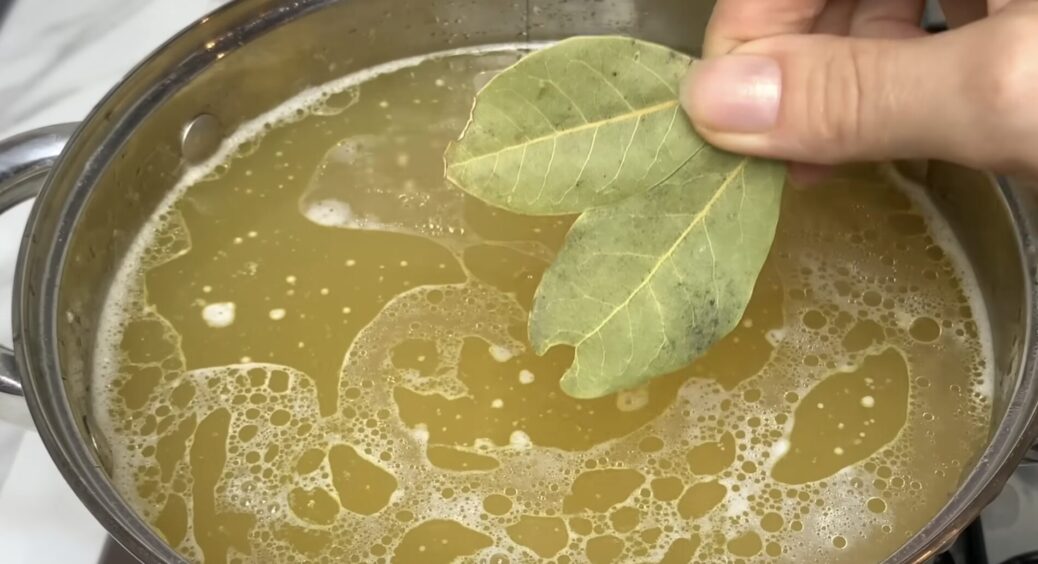 1 лавровим листком спаплюжила смак супу: запізно вичитала в старому журналі, коли саме його можна додавати 