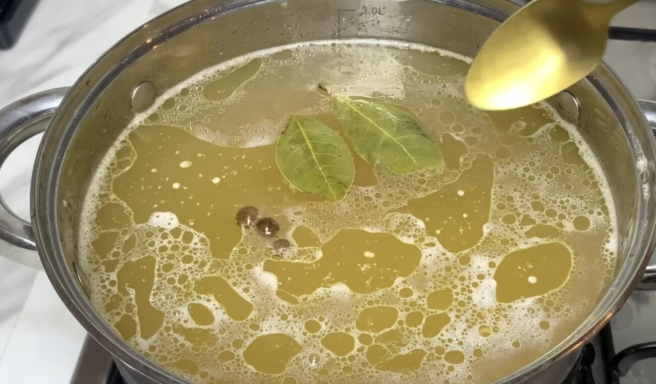 Господині розповіли, в який момент потрібно додавати лаврове листя до страв