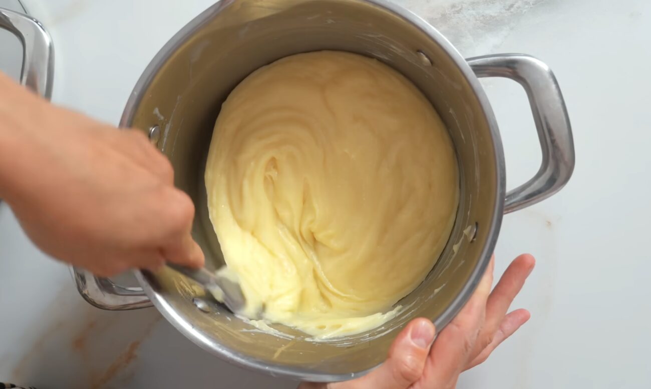 Кулінари поділилися рецептом сметанника, який готується без духовки