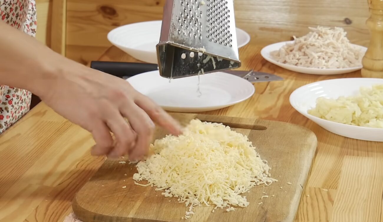 Господині поділилися рецептом ніжного салату з куркою