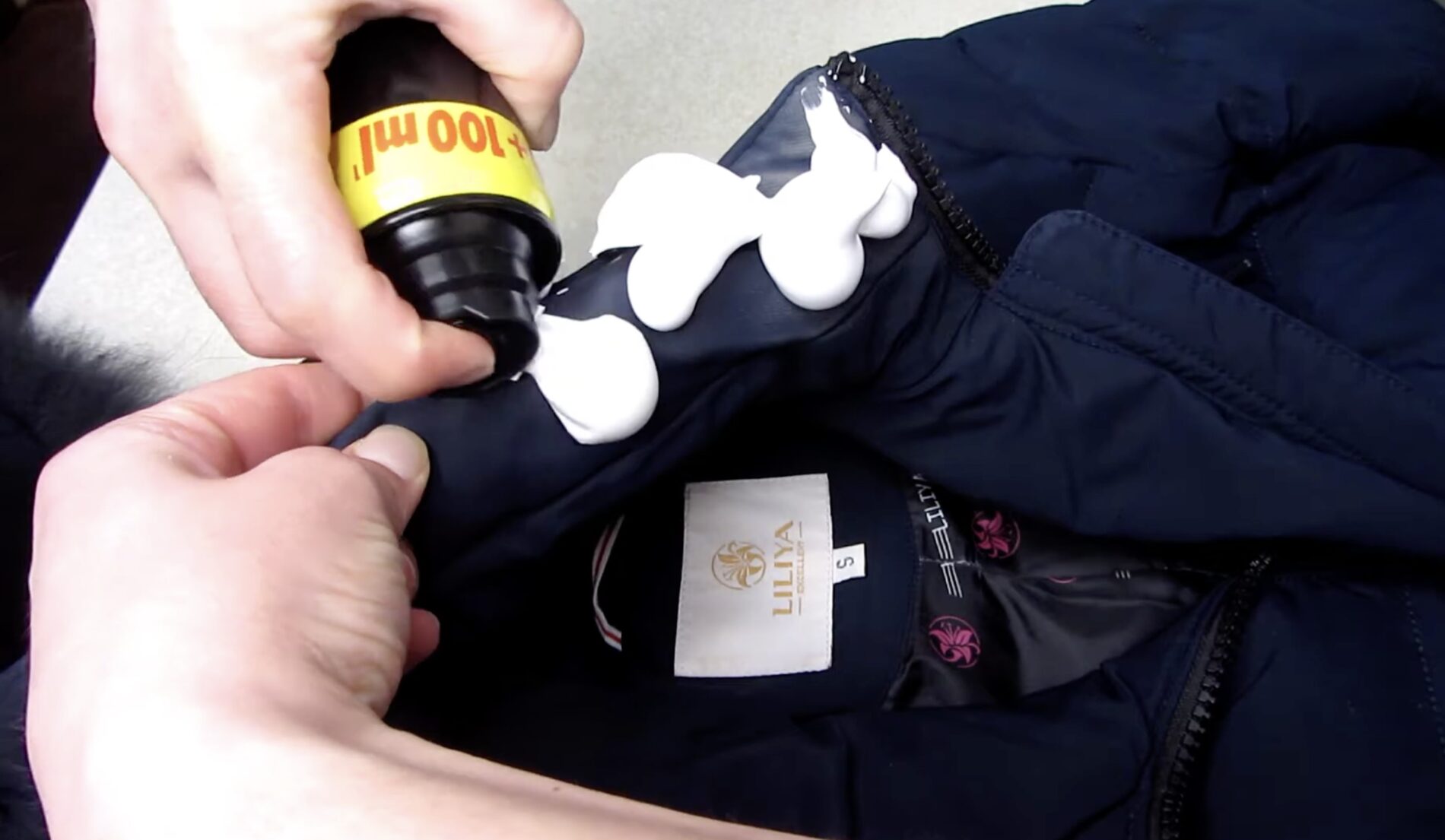 Господині розповіли, як почистити пуховик за допомогою піни для гоління