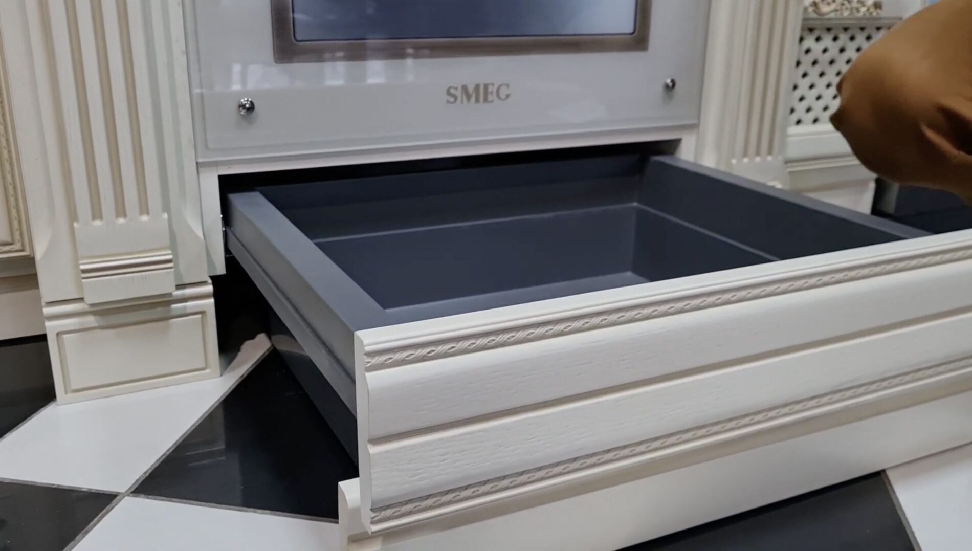 Господині розповіли, для чого насправді потрібна шухляда під духовою шафою