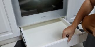 Господині розповіли, для чого насправді потрібен ящик під духовою шафою