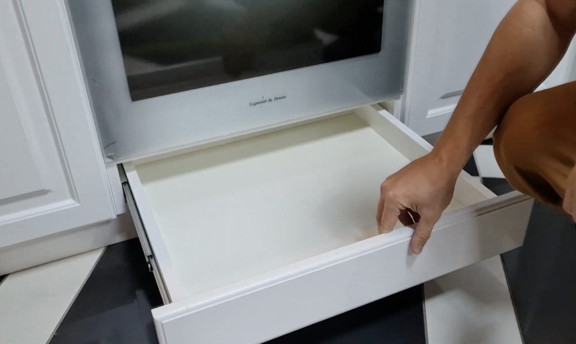 Господині розповіли, для чого насправді потрібен ящик під духовою шафою