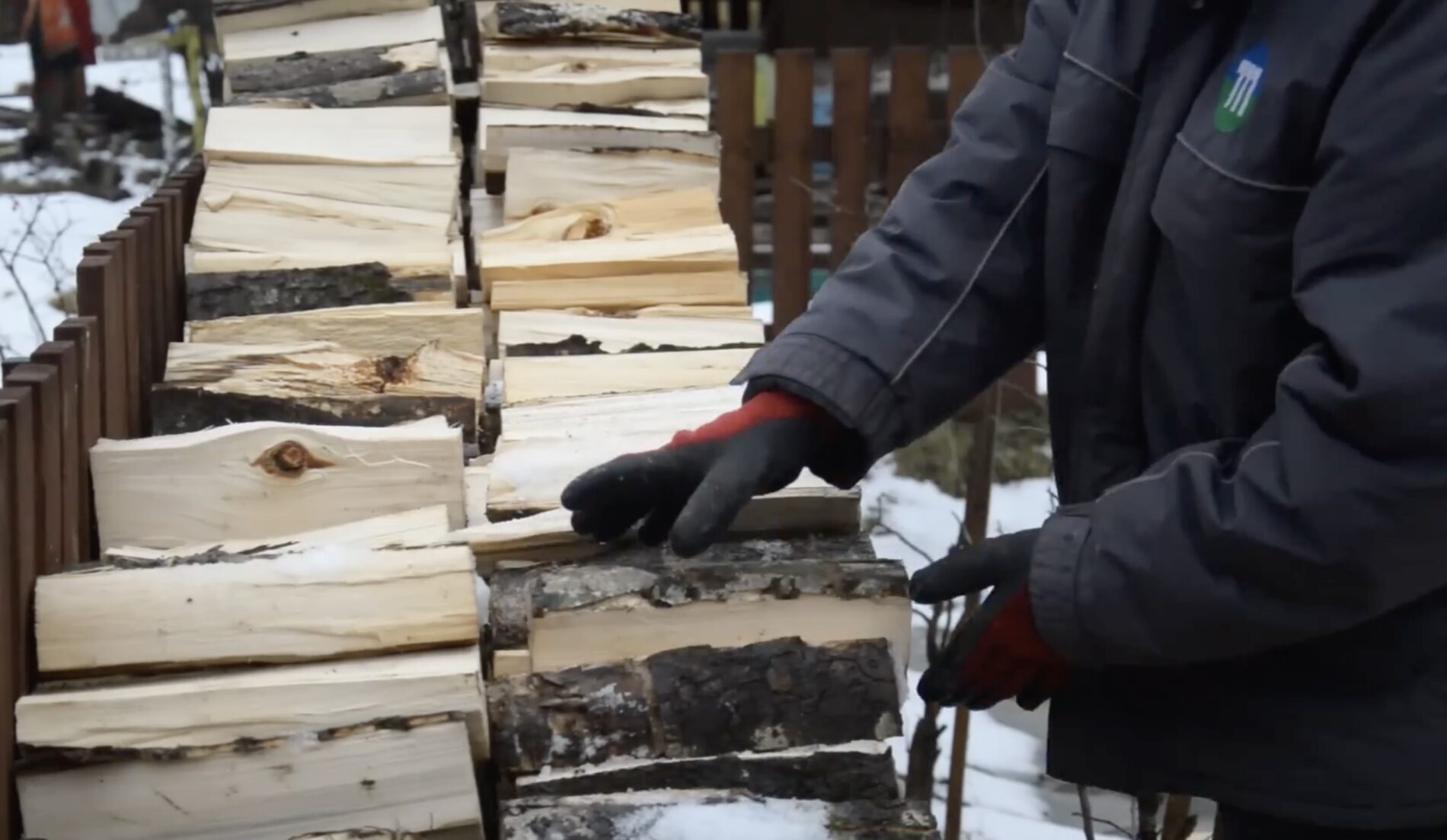 Господині розповіли, що робити з сирими дровами, щоб розпалювати піч було легко