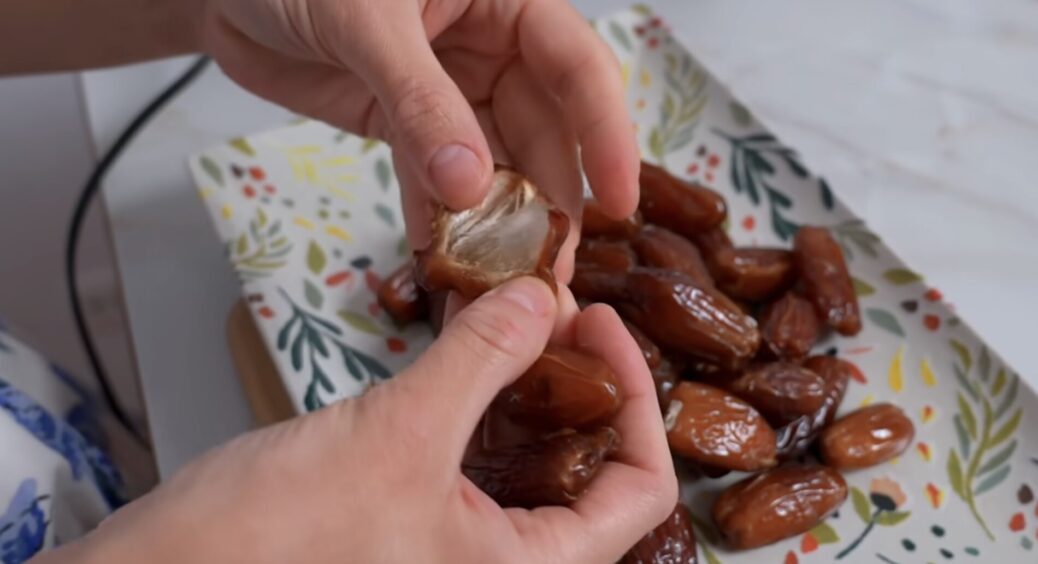 Свекруха не бере фініки “по акції” після мого фокусу: кидаю у стакан гарячої води – і одразу жирові плівки 