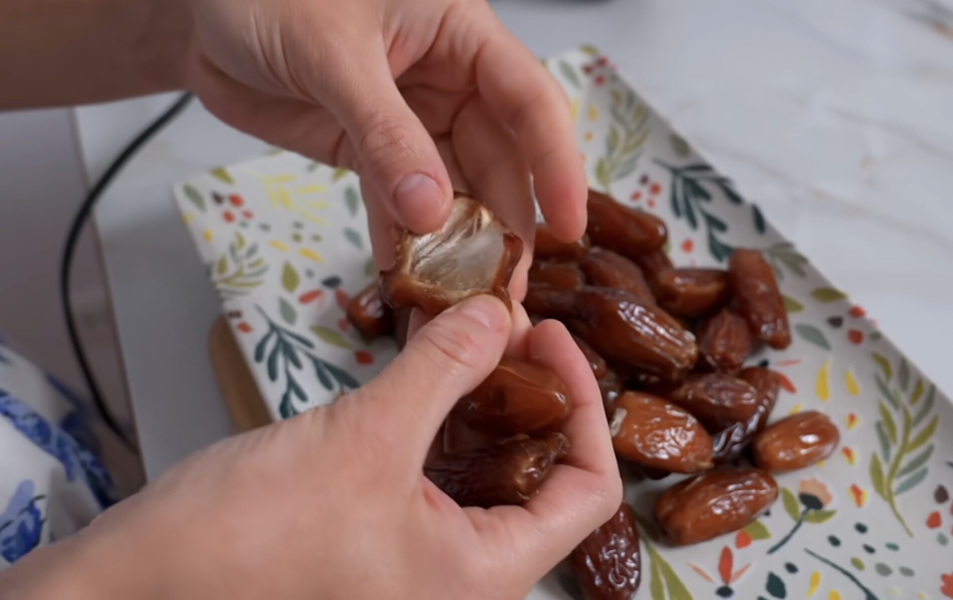 Господині розповіли, як перевірити фініки на якість