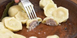 Господині розповіли, чому не можна кидати пельмені в киплячу воду