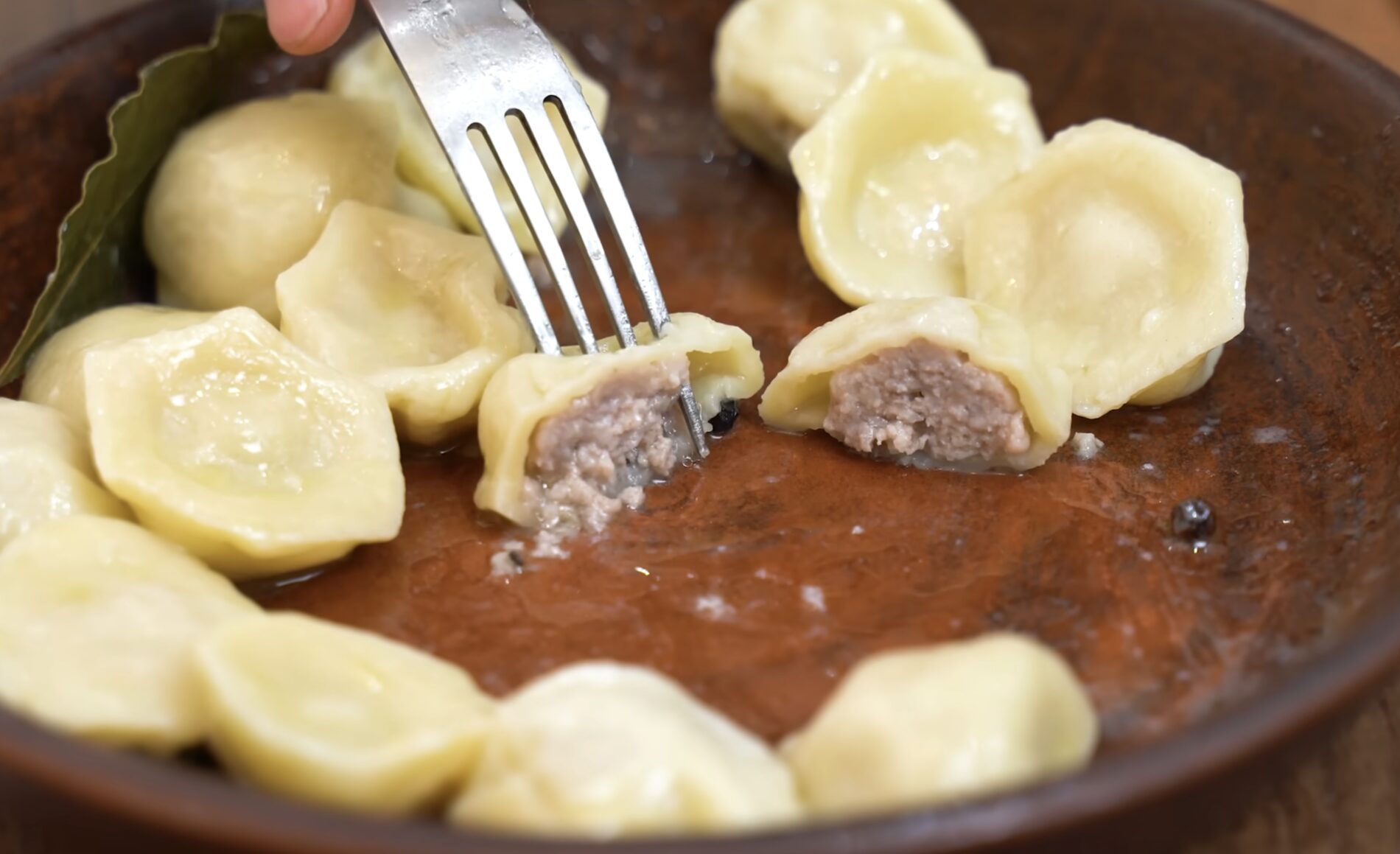 Господині розповіли, чому не можна кидати пельмені в киплячу воду