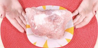 Господині розповіли, як швидко розморозити великий шматок мʼяса