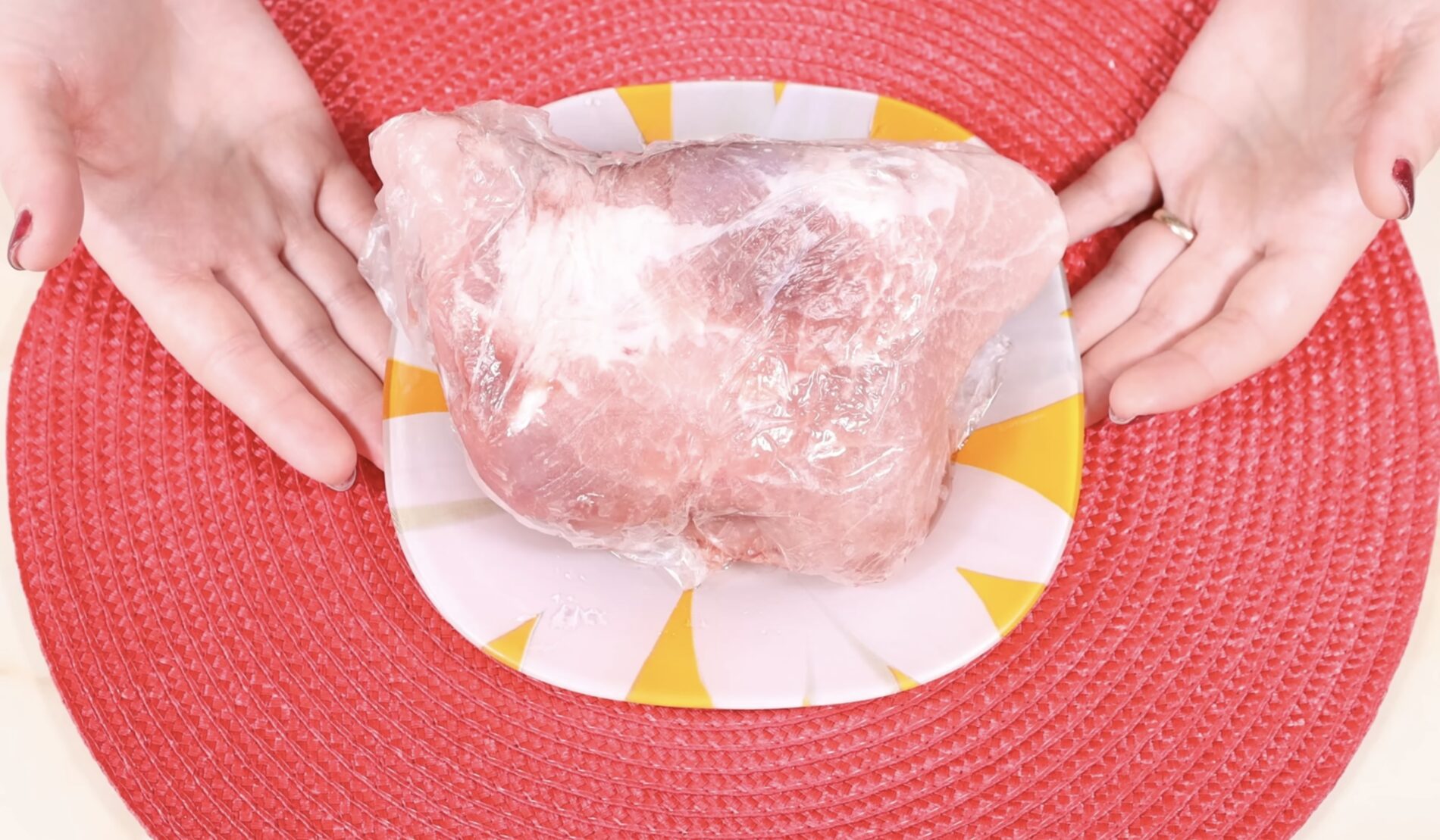 Господині розповіли, як швидко розморозити великий шматок мʼяса