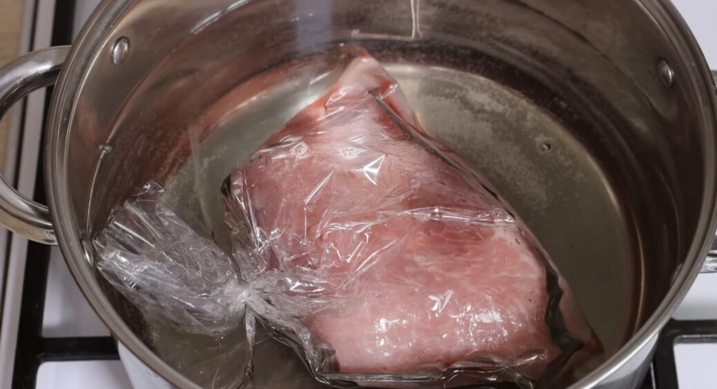 Більше не заливаю м’ясо гарячою водою: 2 ложки цього у теплій воді – і філе розмерзається швидко і просто 