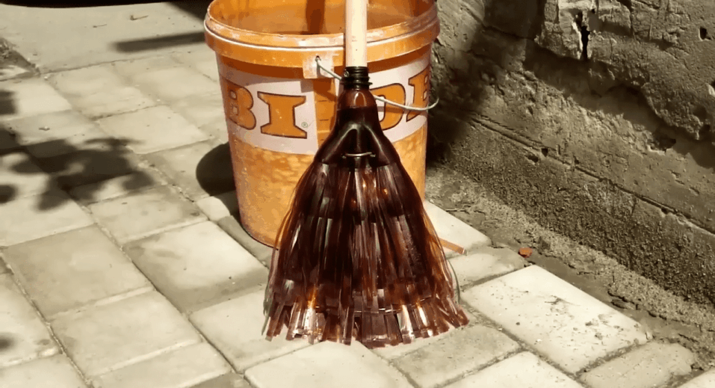 Не викидаю пляшку від “Моршинської” у сміття: показую 1 хитрий спосіб, як зробити люксовий віник для дому 